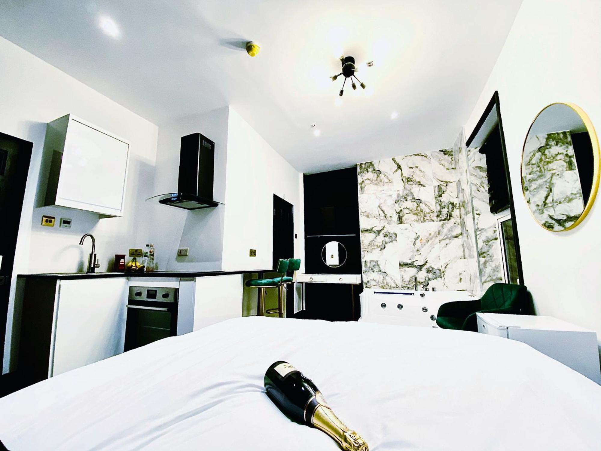 Duke And Duchess Apartments And Rooms - Private In Room Hot Tub Suites Λονδίνο Εξωτερικό φωτογραφία